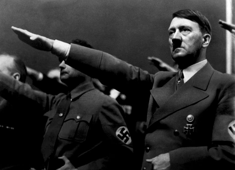 Imagen: Hitler con uniforme.